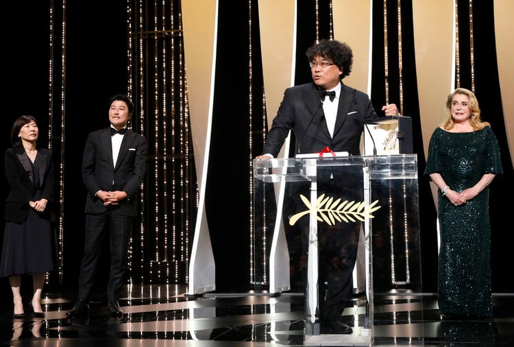 Bong Joon-ho junto a Catherine Deneuve, quien le entregó la Palma de Oro.