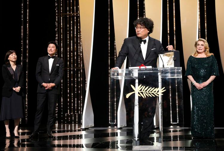 Bong Joon-ho junto a Catherine Deneuve, quien le entregó la Palma de Oro.
