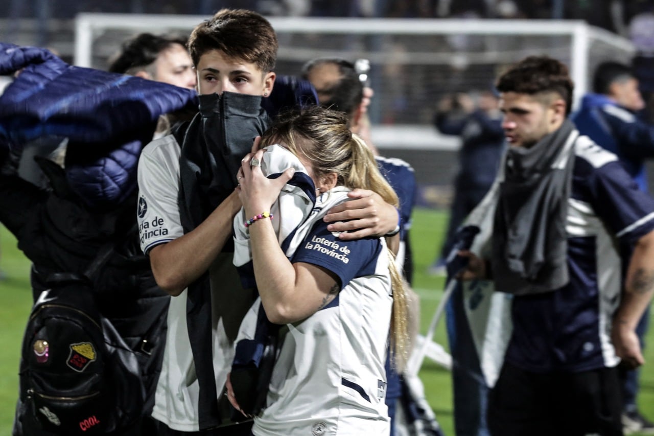 Los hinchas se refugiaron en el campo durante la represión policial