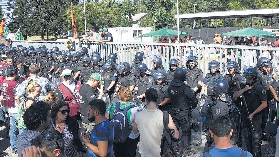 La masiva presencia policial generó momentos de tensión con los trabajadores, que buscan retrotraer los despidos.