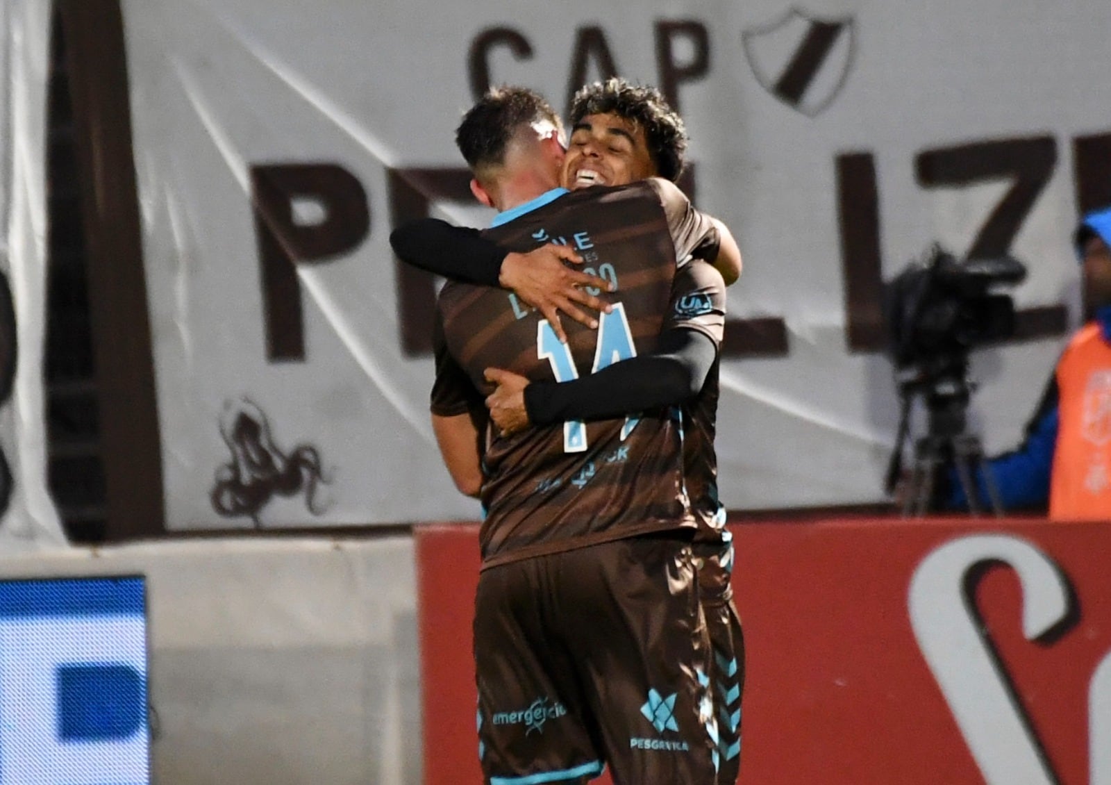 Se abrazan Martínez y Picco, se abraza todo Platense