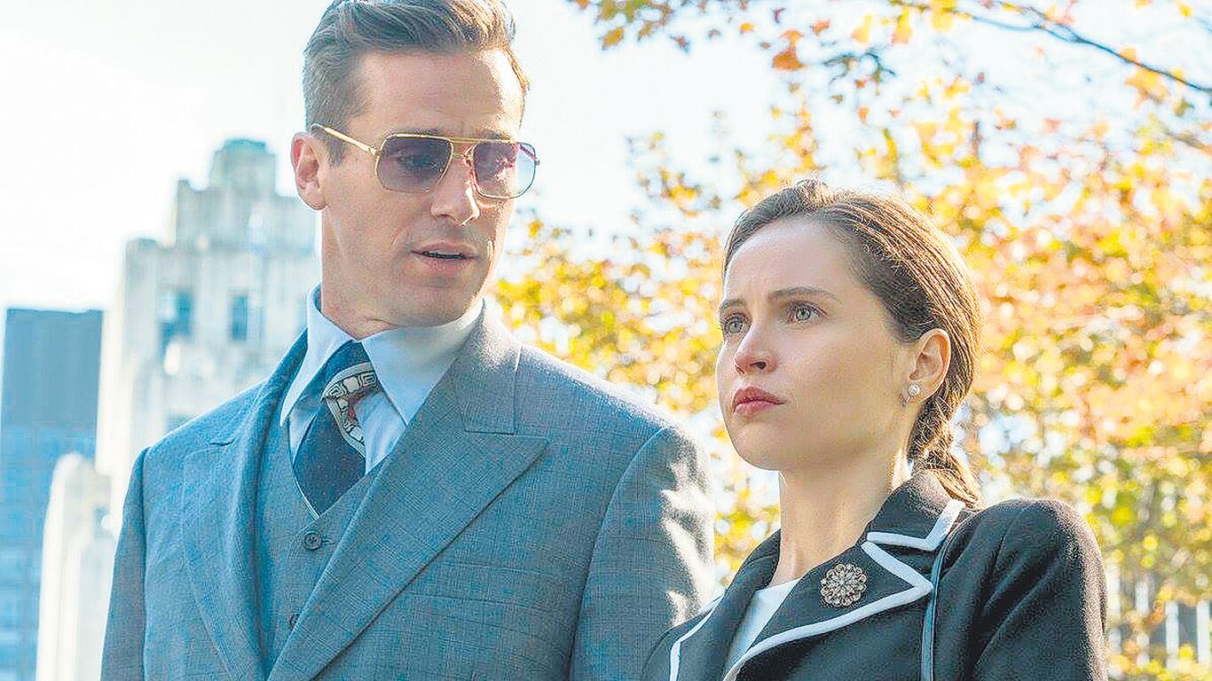 Armie Hammer y Felicity Jones en La voz de la igualdad