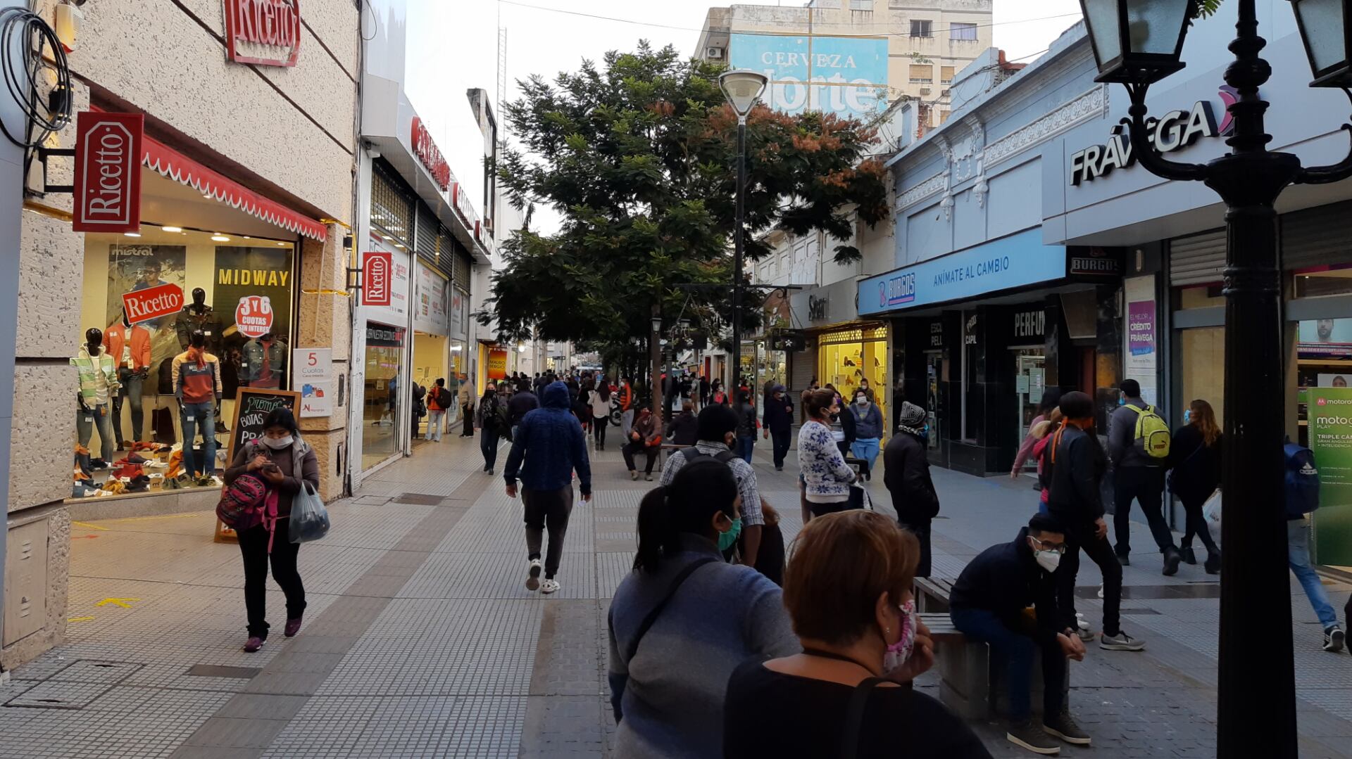 Mucha gente en la calle pero pocas ventas para esta fecha