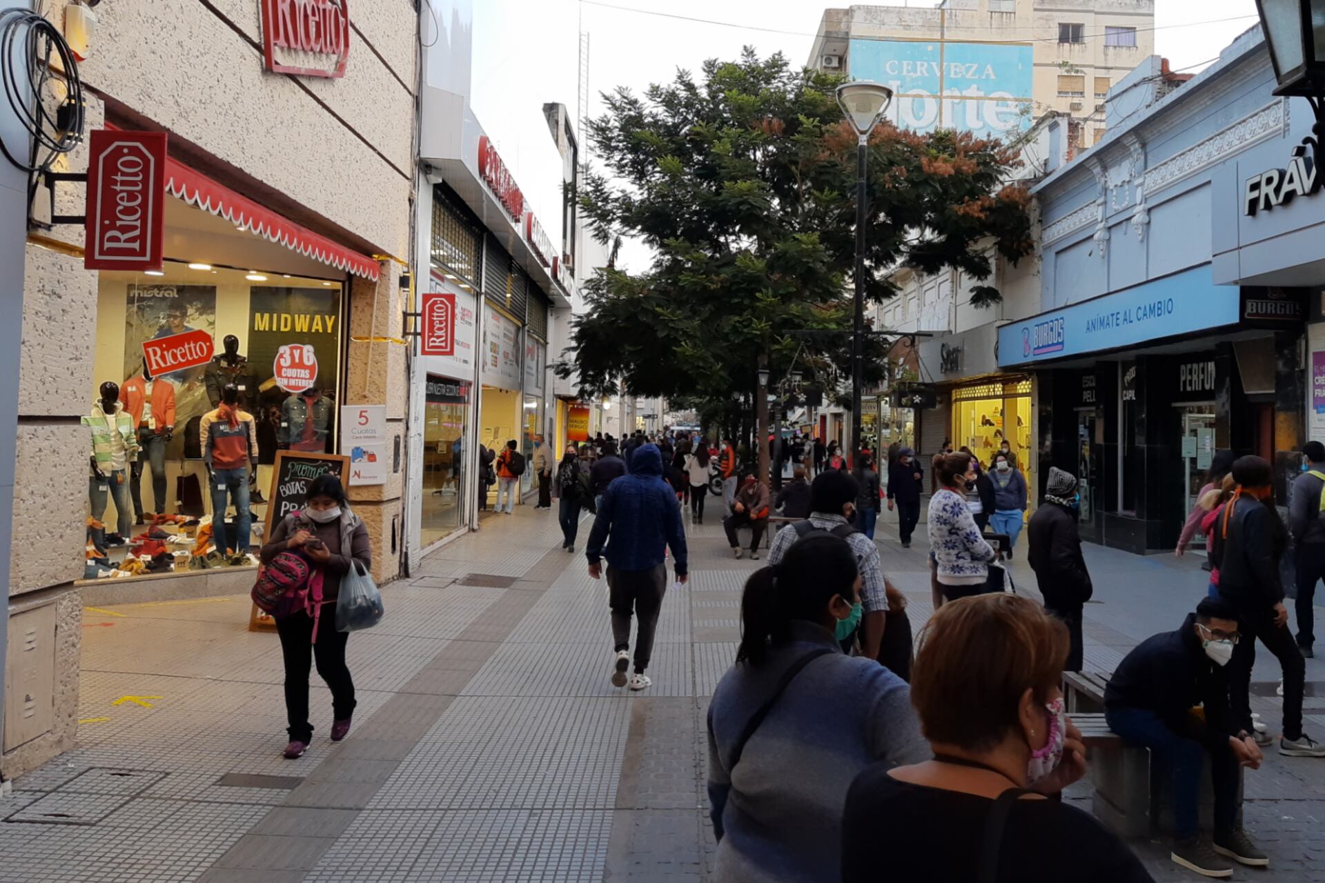 Mucha gente en la calle pero pocas ventas para esta fecha
