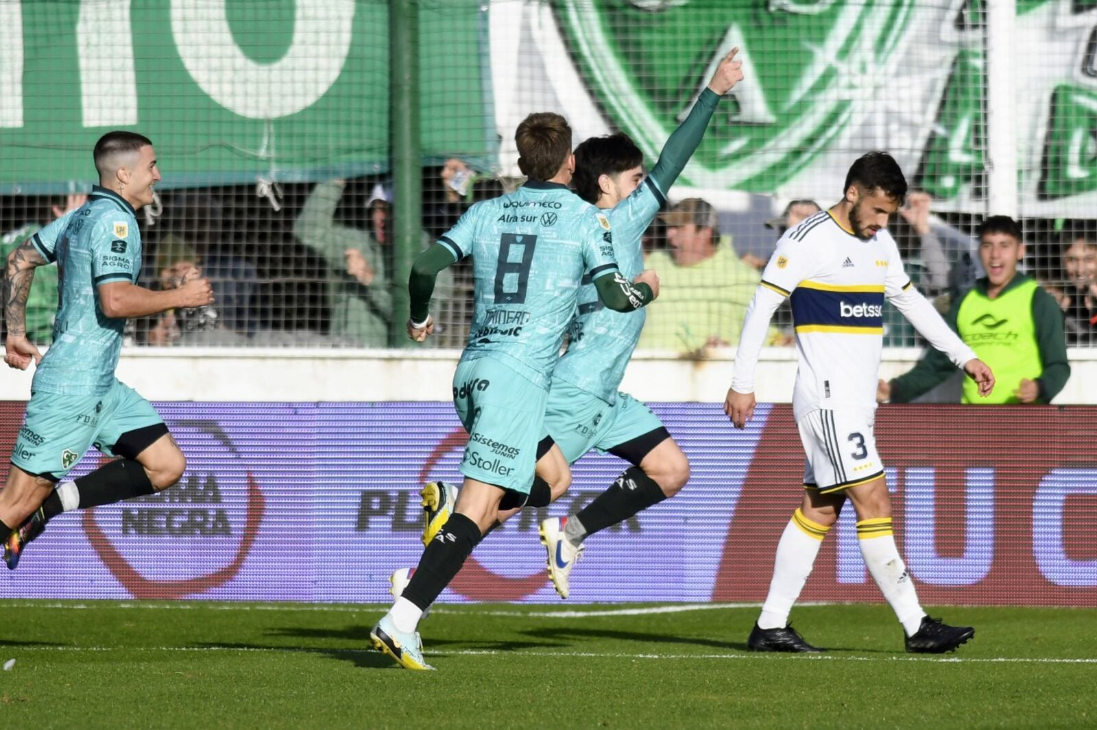 Los jugadores de Sarmiento festejan mientras Saracchi se lamenta