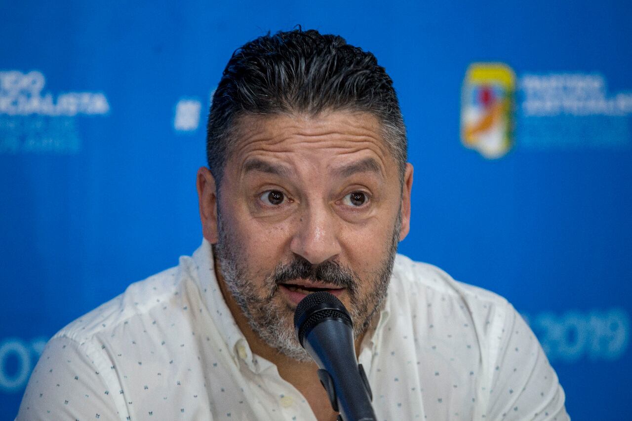"Me acaban de informar que soy covid-19 positivo", anunció en su cuenta de Twitter Gustavo Menéndez, jefe distrital de Merlo.