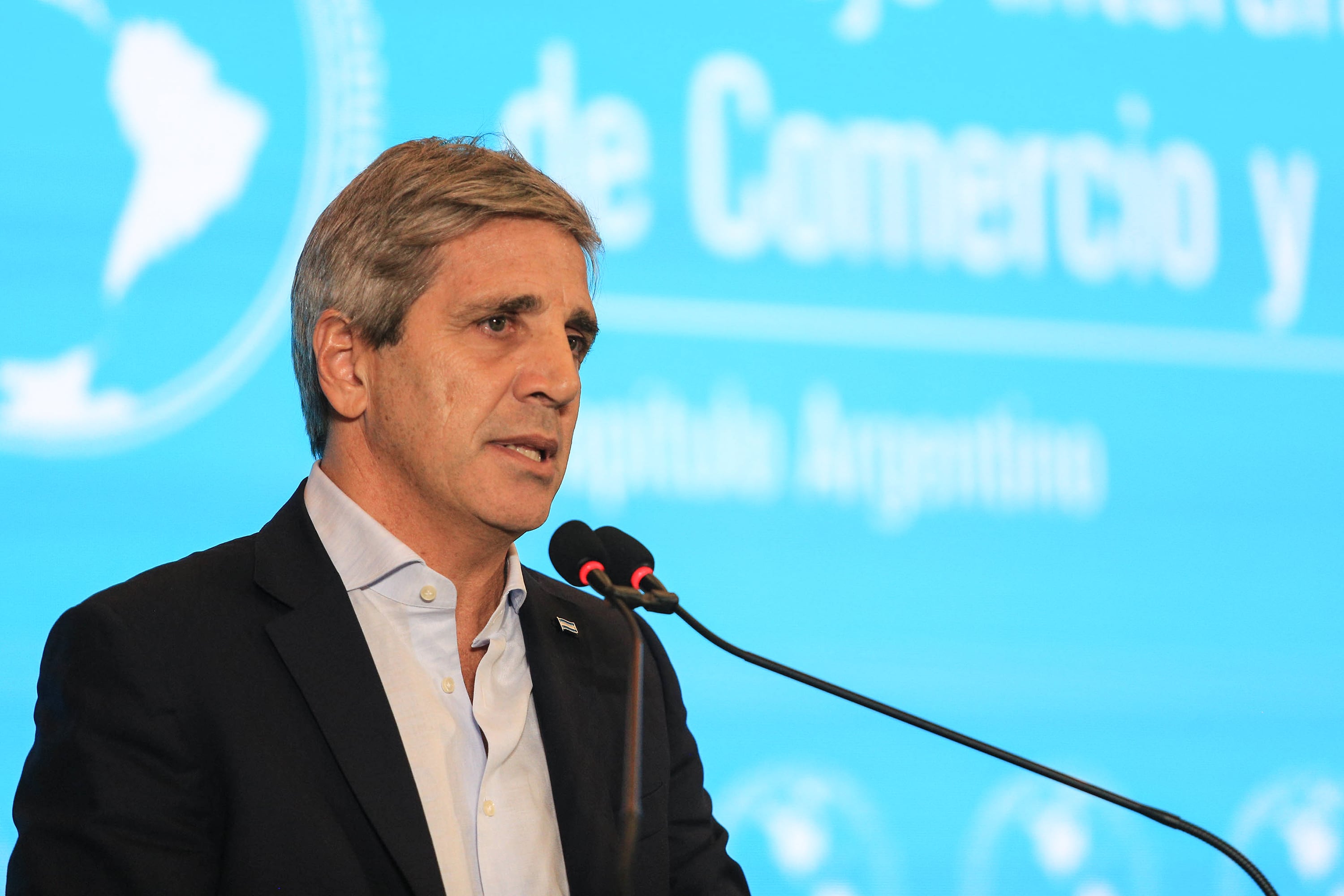 El ministro Luis Caputo le pidió a los empresarios que “sean más héroes que nunca”.