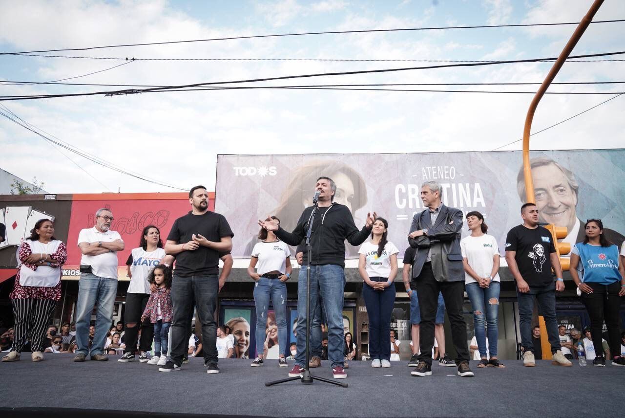 Máximos Kirchner acompañado por Ferraresi, y el senador provincial González Santalla.