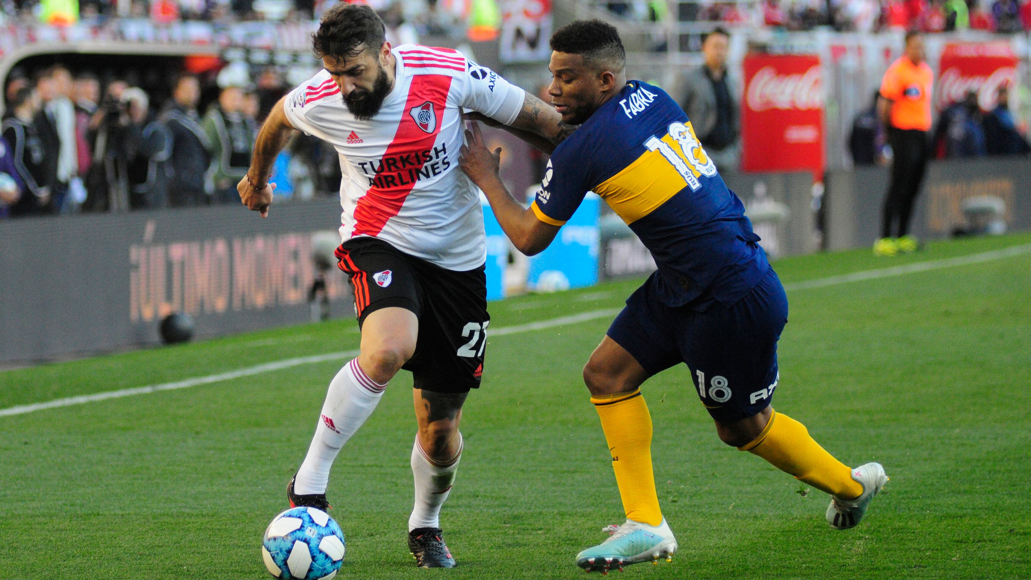 Fabra busca detener un avance de Lucas Pratto.