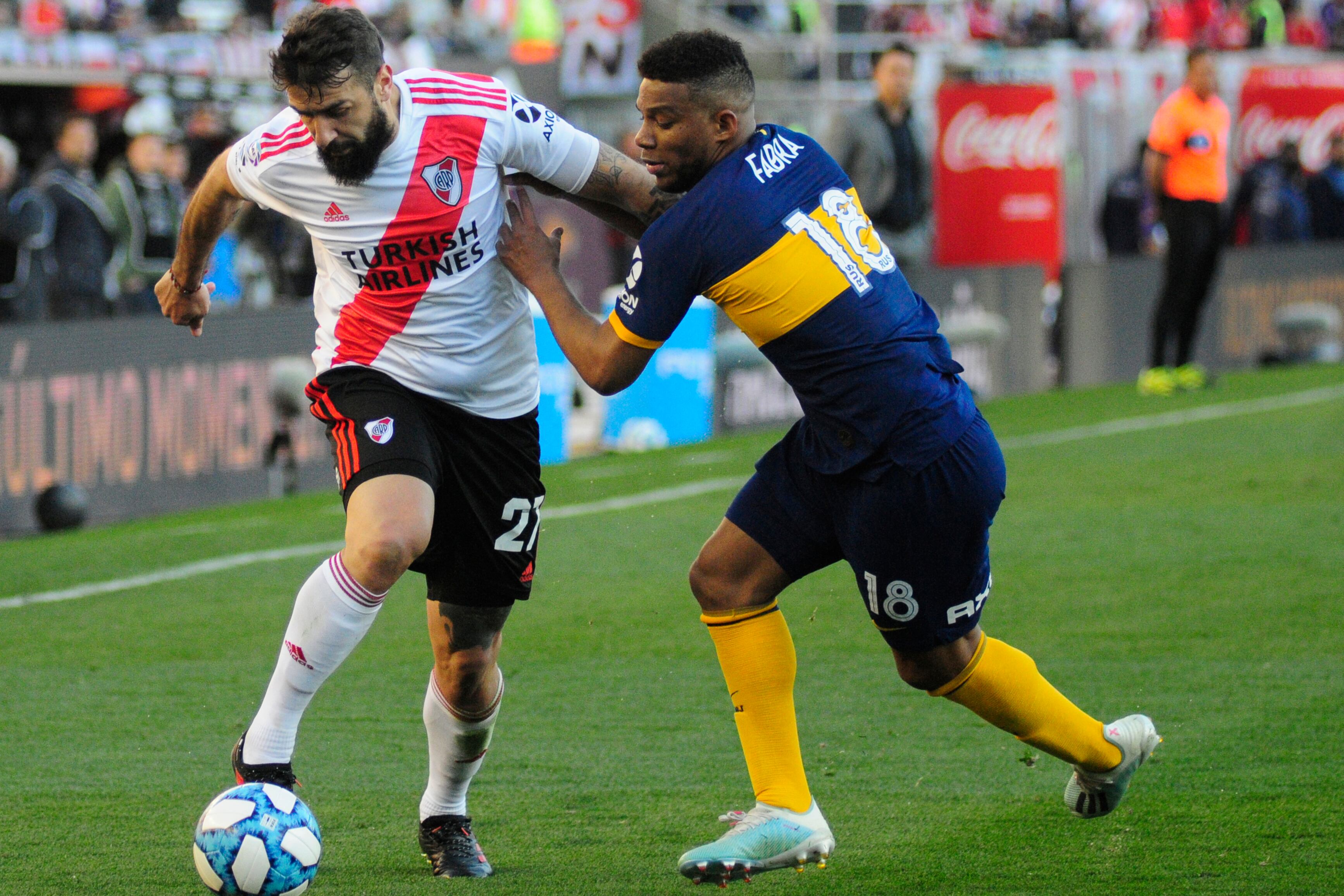 Fabra busca detener un avance de Lucas Pratto.