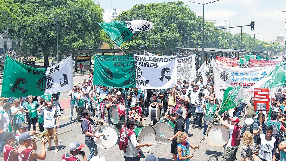 Triaca sancionó con 220 mil pesos a ATE por un conflicto que se produjo hace tres años.