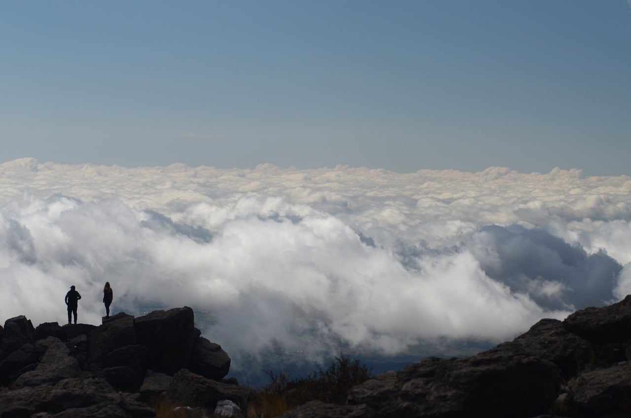 La cima del Champaquí supera las nubes.