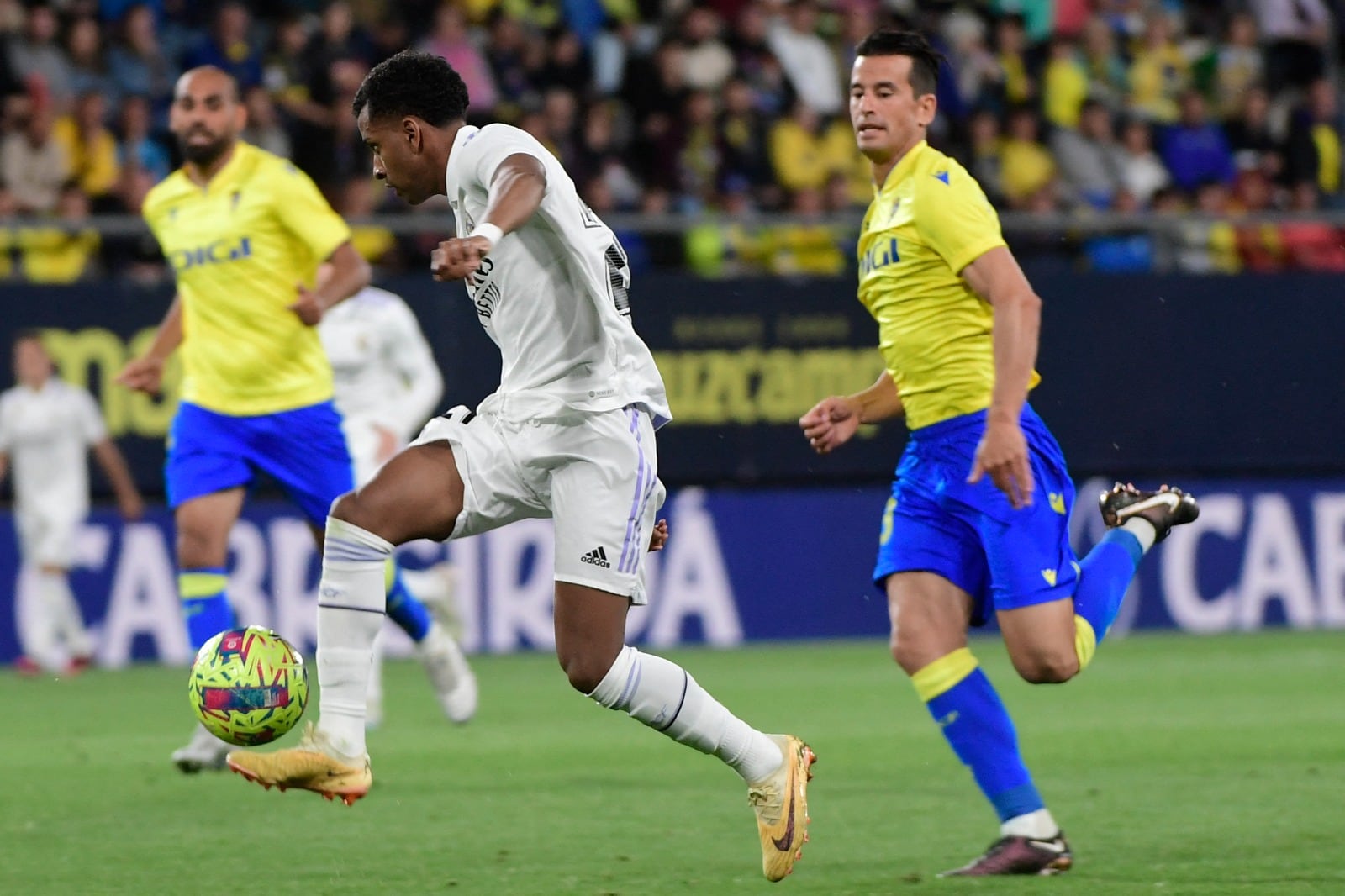 Real Madrid superó a Cádiz de visitante