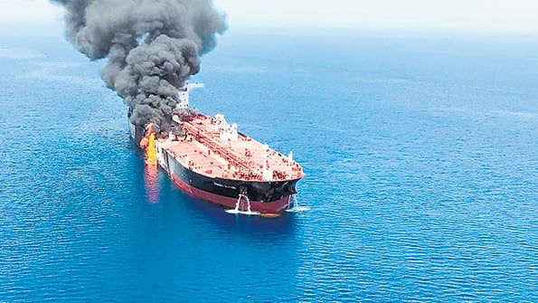El petrolero noruego Front Altair en llamas tras ser atacado en el estrecho de Ormuz.