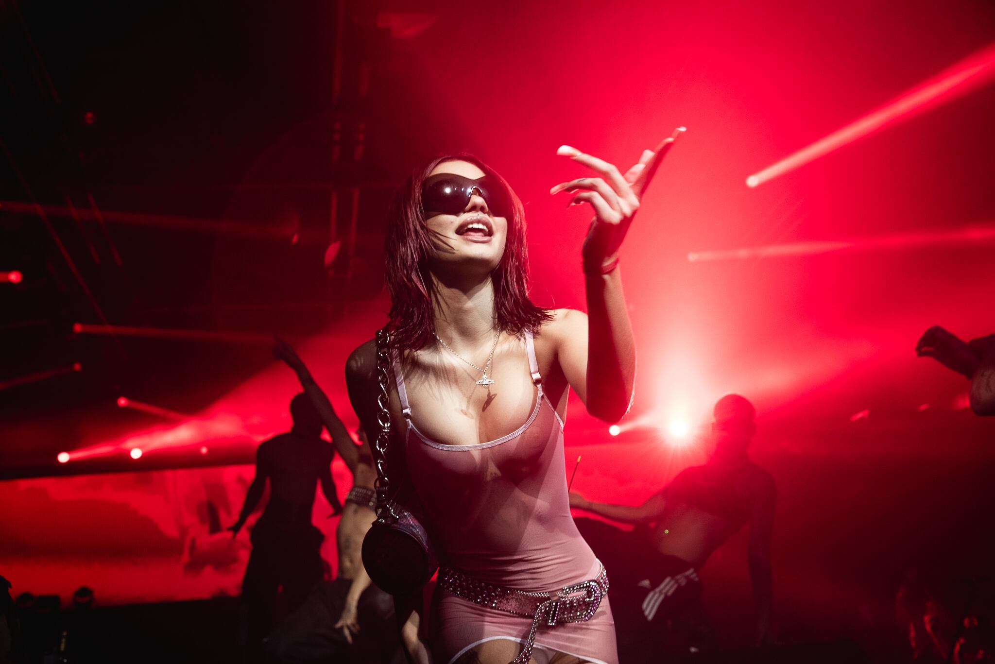 Entre gritos y cuerpos humedecidos, Taichu se paseó como una reina, con sus plataformas pisando las ruinas de esta época aciaga