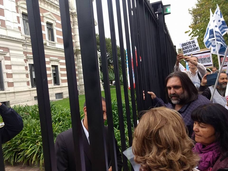 El día que Suteba fue a la gobernación para entregar la carpeta con todas las denuncias de infraestructura, incluida la pérdida de gas de la escuela de Moreno.
