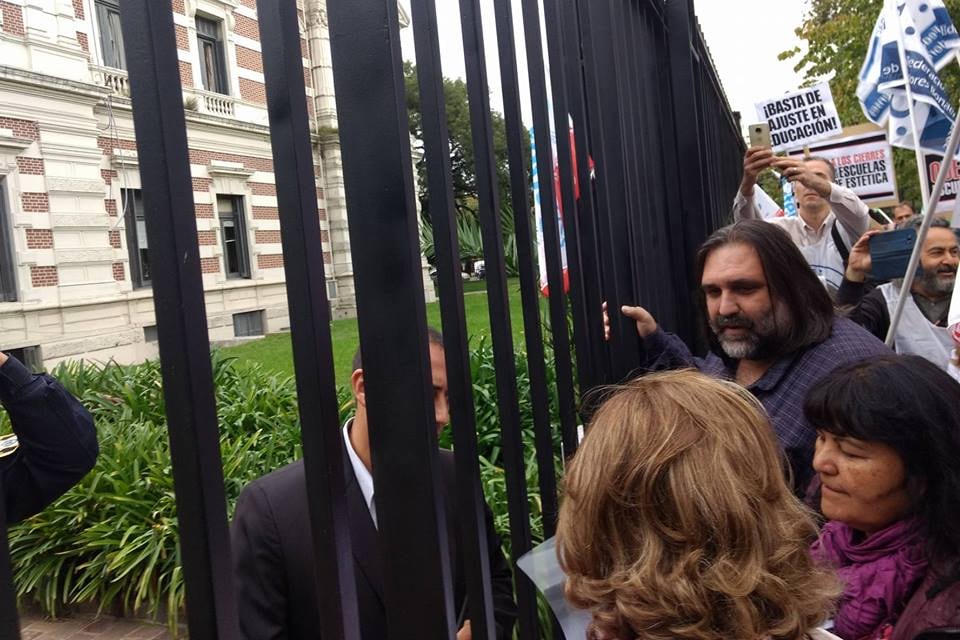 El día que Suteba fue a la gobernación para entregar la carpeta con todas las denuncias de infraestructura, incluida la pérdida de gas de la escuela de Moreno.