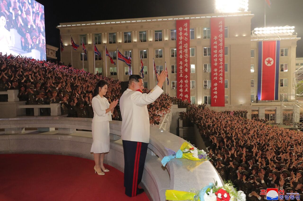 Kim saluda a la multitud en el 90 aniversario del ejército norcoreano.