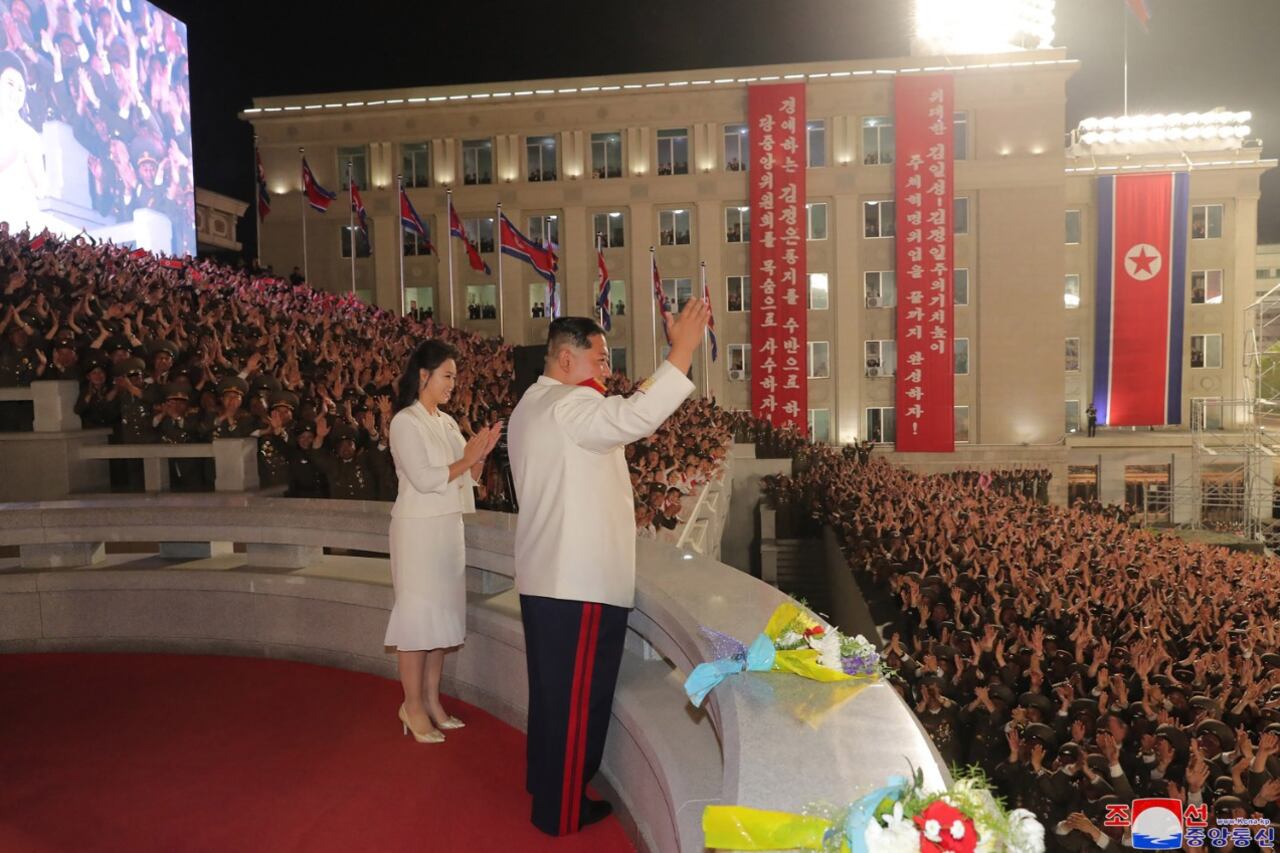 Kim saluda a la multitud en el 90 aniversario del ejército norcoreano.