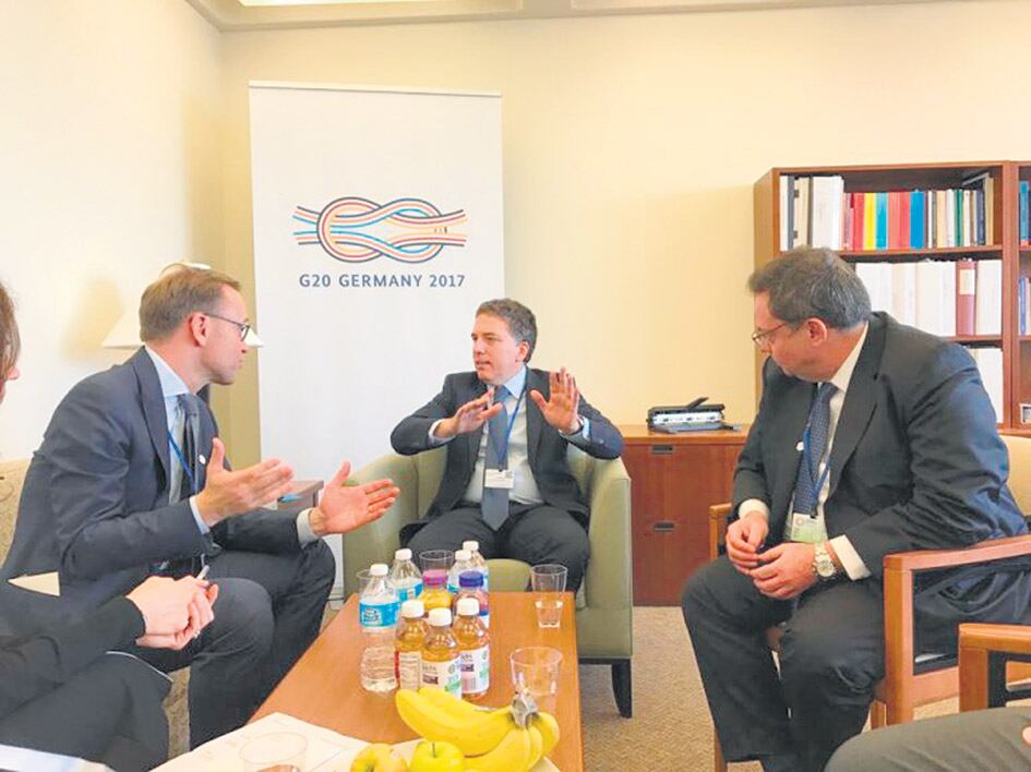 Nicolás Dujovne, consultado por periodistas y autoridades mundiales. Un país de fantasía.