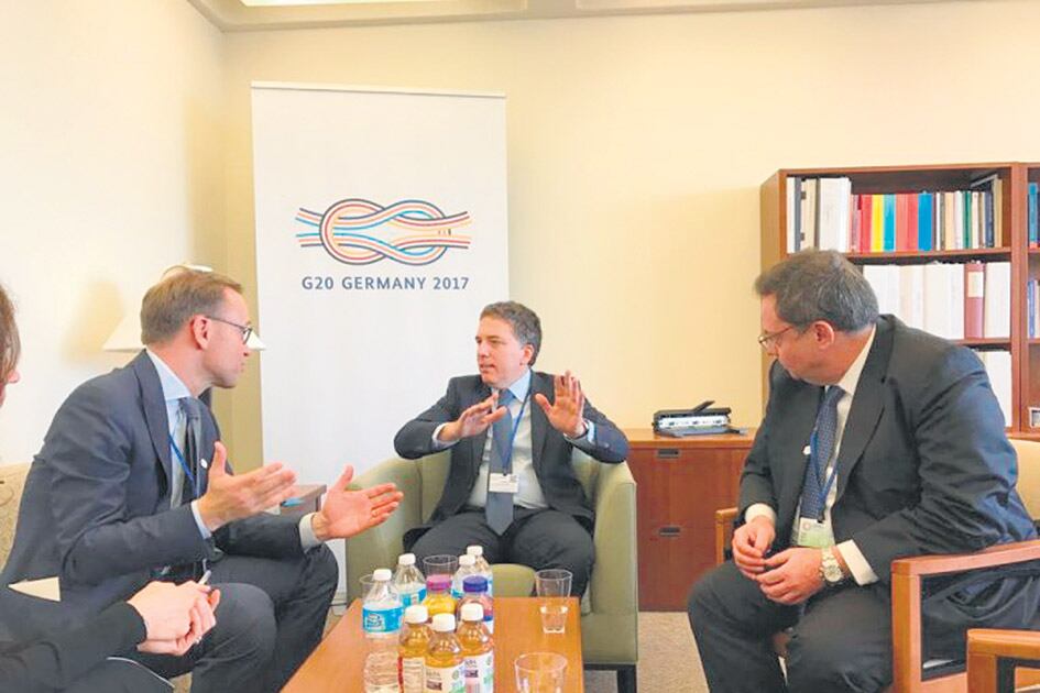 Nicolás Dujovne, consultado por periodistas y autoridades mundiales. Un país de fantasía.