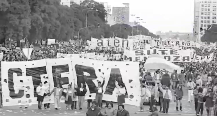 Los docentes marchan sobre la 9 de Julio, el 23 de mayo de 1988. 