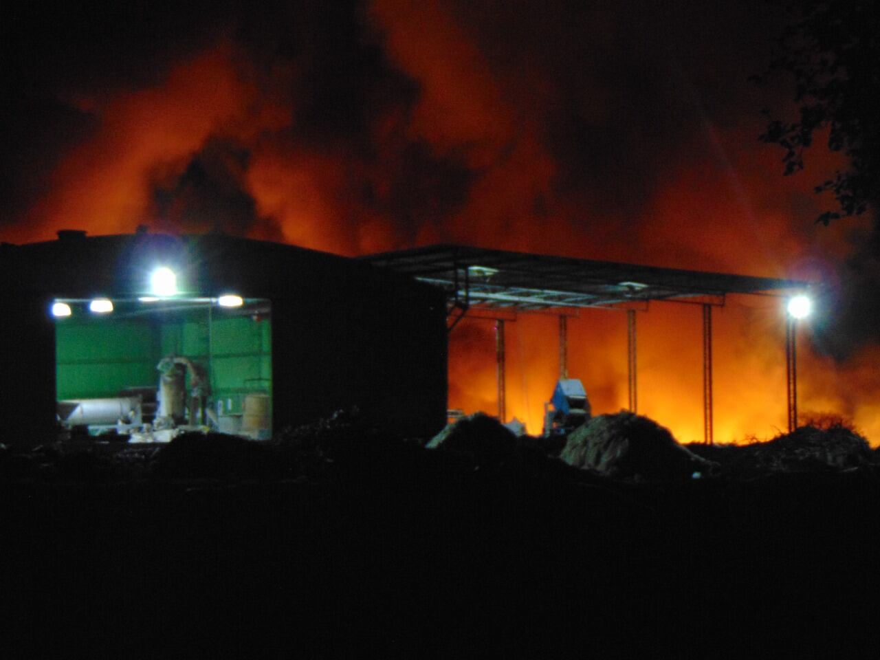 La planta de Terramaq la noche del incendio.
