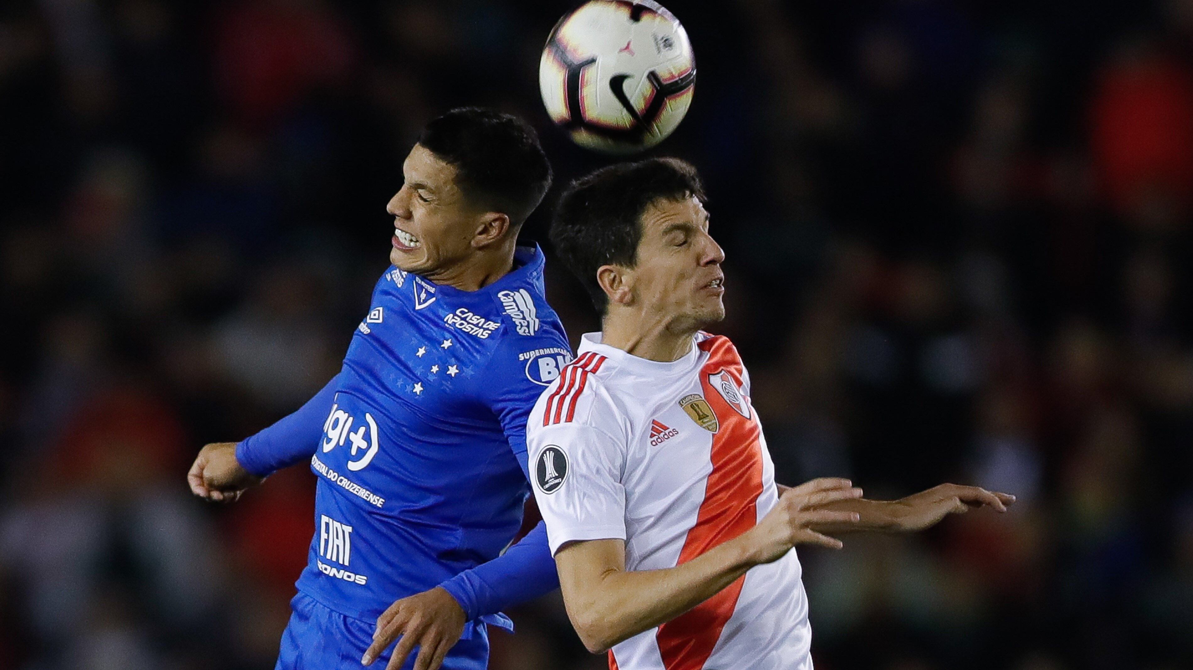 Fernández disputa la pelota con Romero.