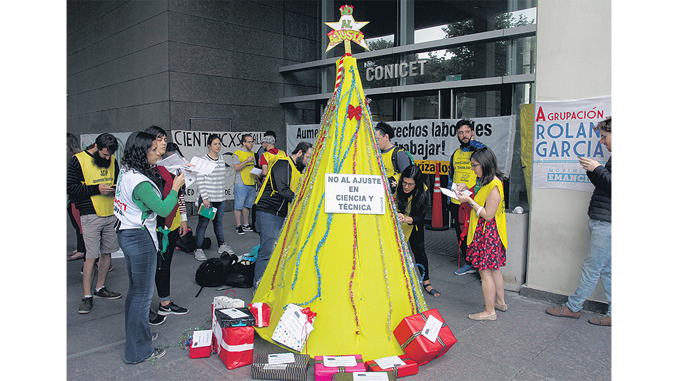 Becarios e investigadores ya manifestaron su repudio al recorte de fondos en el Conicet.