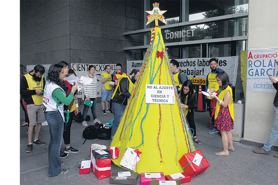 Becarios e investigadores ya manifestaron su repudio al recorte de fondos en el Conicet.