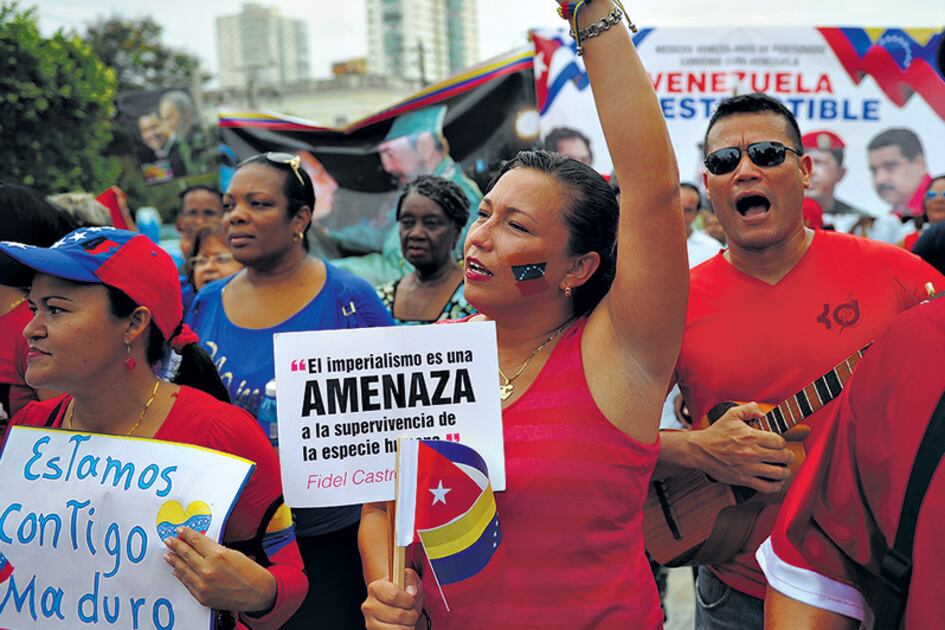 Manifestación de cubanos y venezolanos residentes en Cuba, a favor de Maduro en La Habana.
