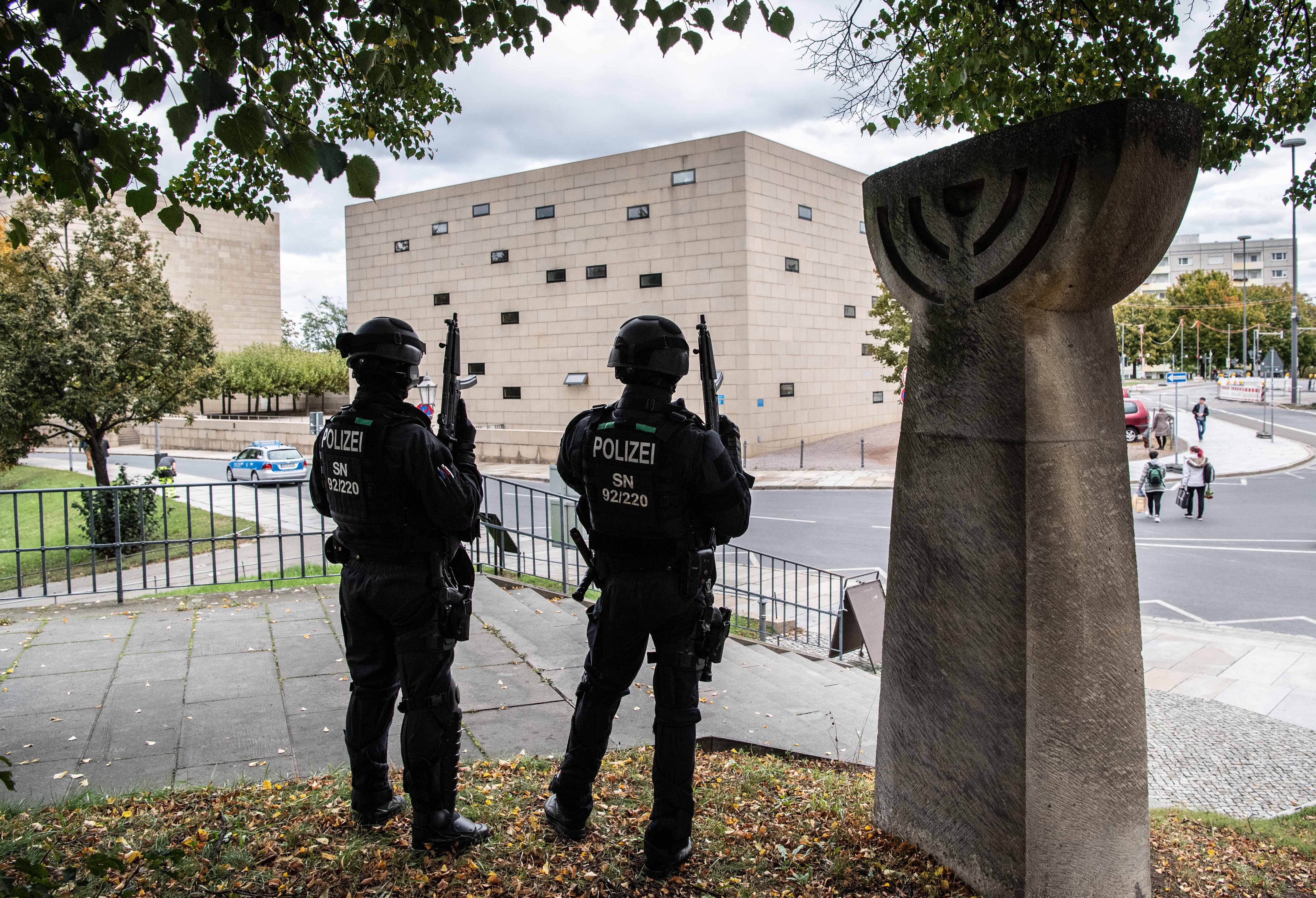 Policías alemanes montan guardia frente a la sinagoga de Halle después del ataque.