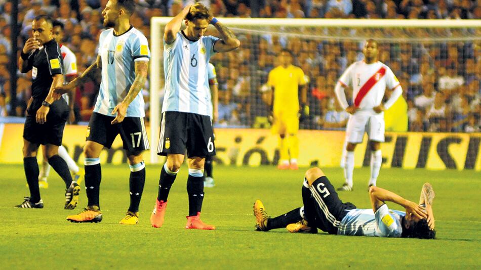 Gago, tirado en el césped de la Bombonera, tras romperse los ligamentos.