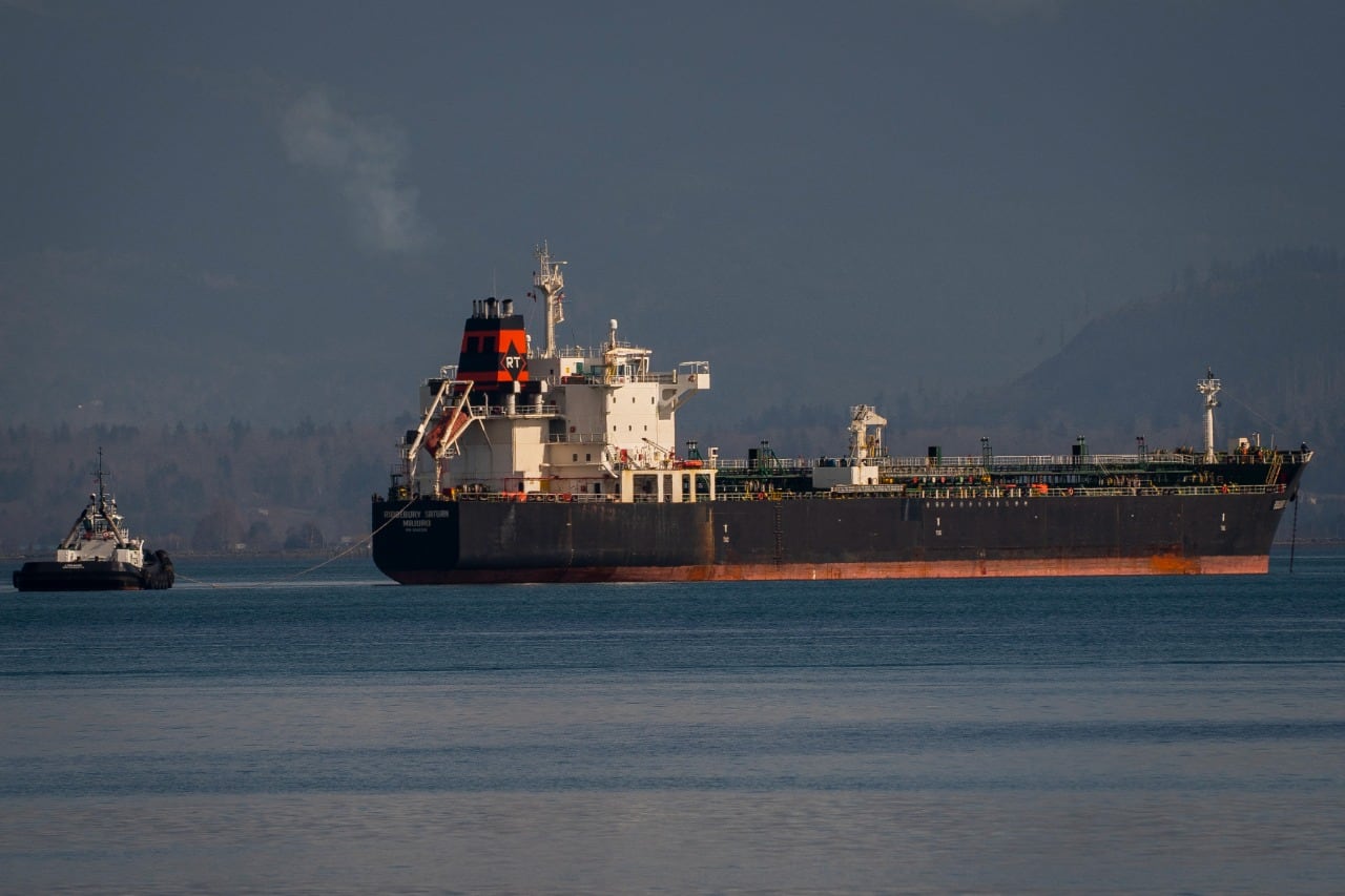 Un buque petrolero llega a una refinería estadounidense en el estado de Washington. Foto 2: La terminal de Nord Stream II en Lublin, Alemania.