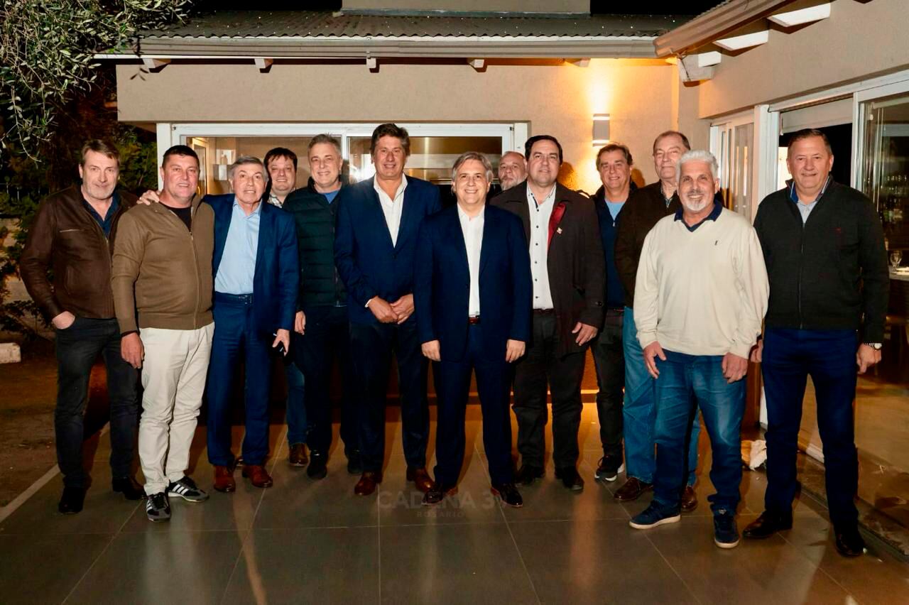 Santacroce y Llaryora con los jefes territoriales reunidos en Funes.