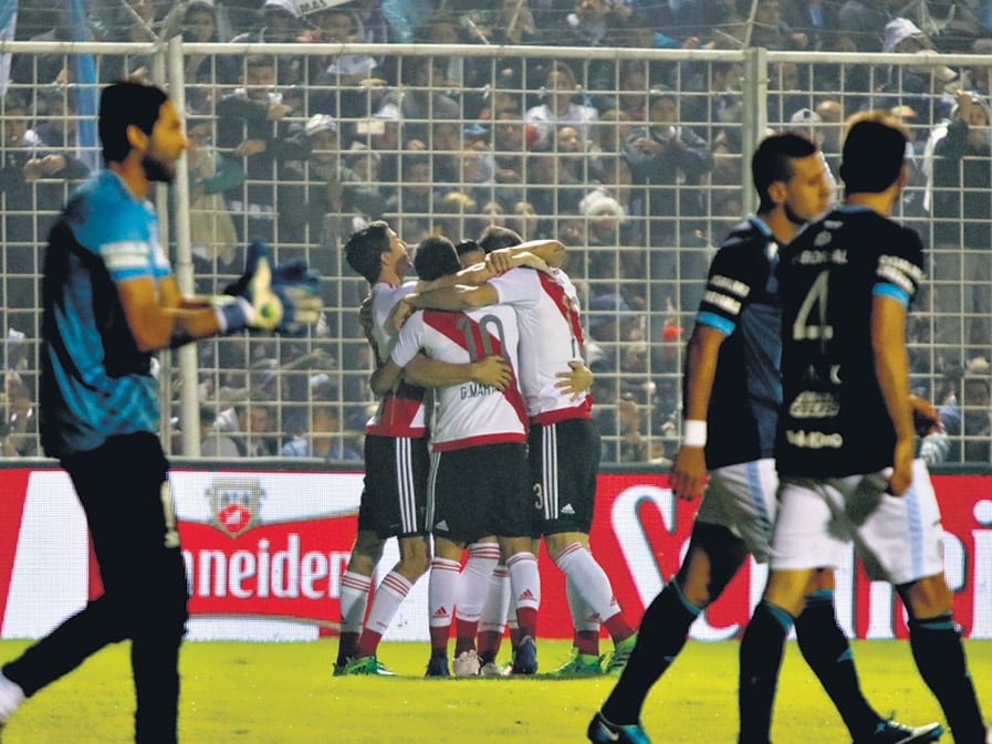 Los jugadores de River se abrazan con Moreira, autor del primer gol de River en Tucumán.