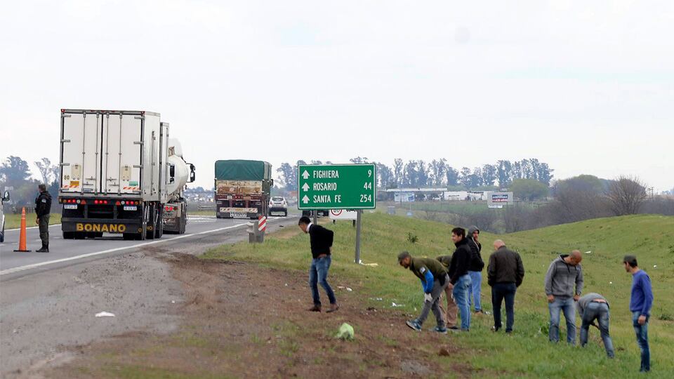 Peritos y gendarmes buscaron vainas y vidrios rotos a la vera de la autopista a Buenos Aires.