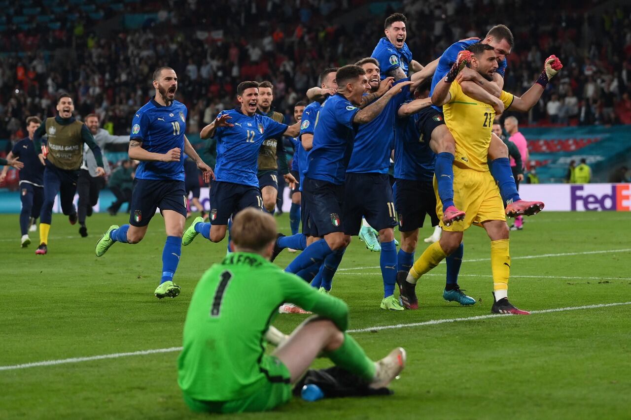Pickford sufre, los italianos, con Donnarumma a la cabeza, celebran. 