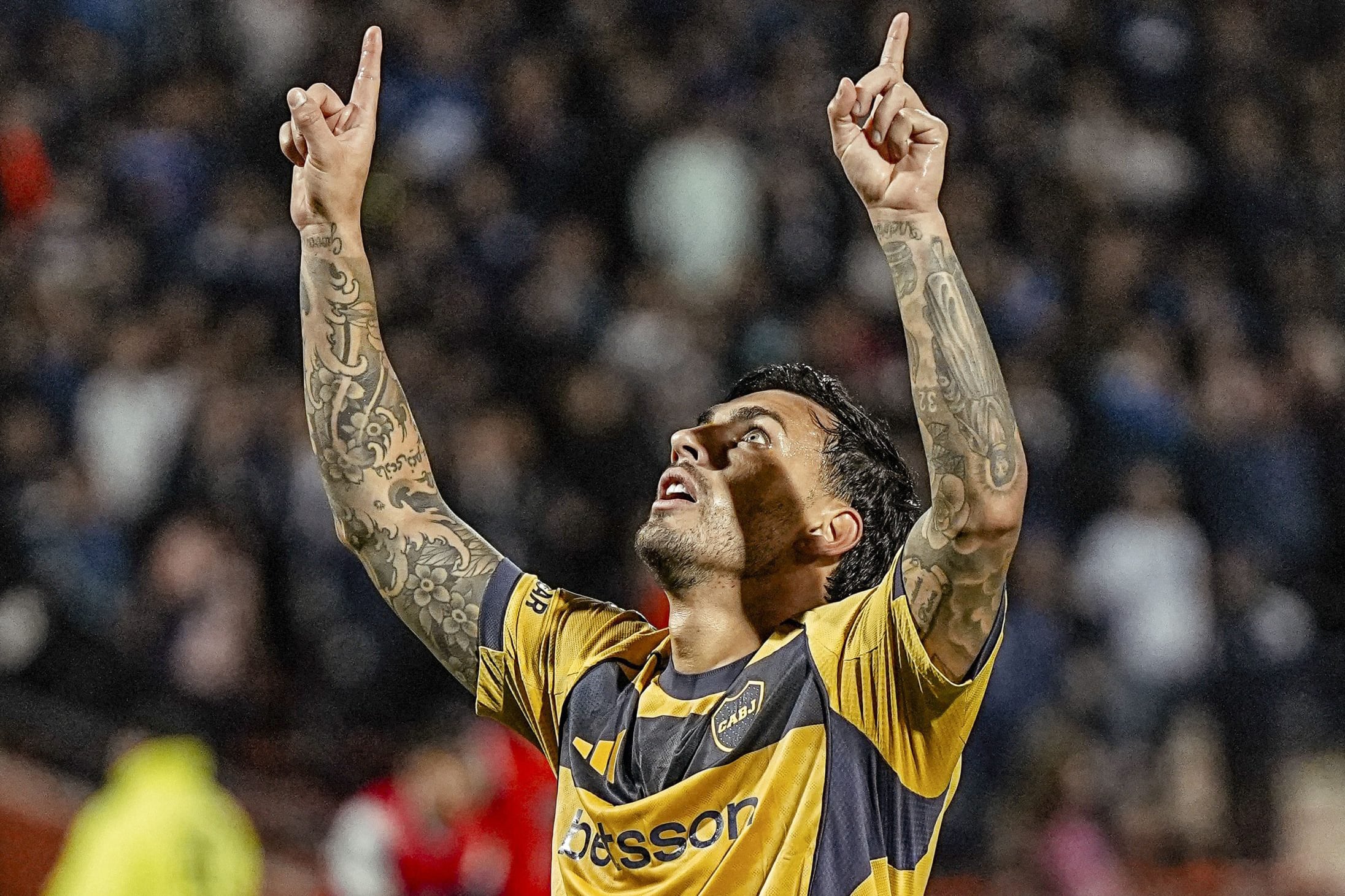 Paredes mira al cielo en el festejo del primer gol