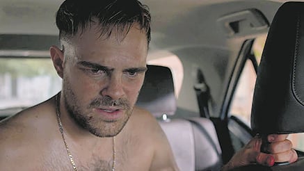 El personaje de Peter Lanzani queda prisionero de la camioneta que pretende robar.