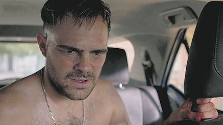 El personaje de Peter Lanzani queda prisionero de la camioneta que pretende robar.