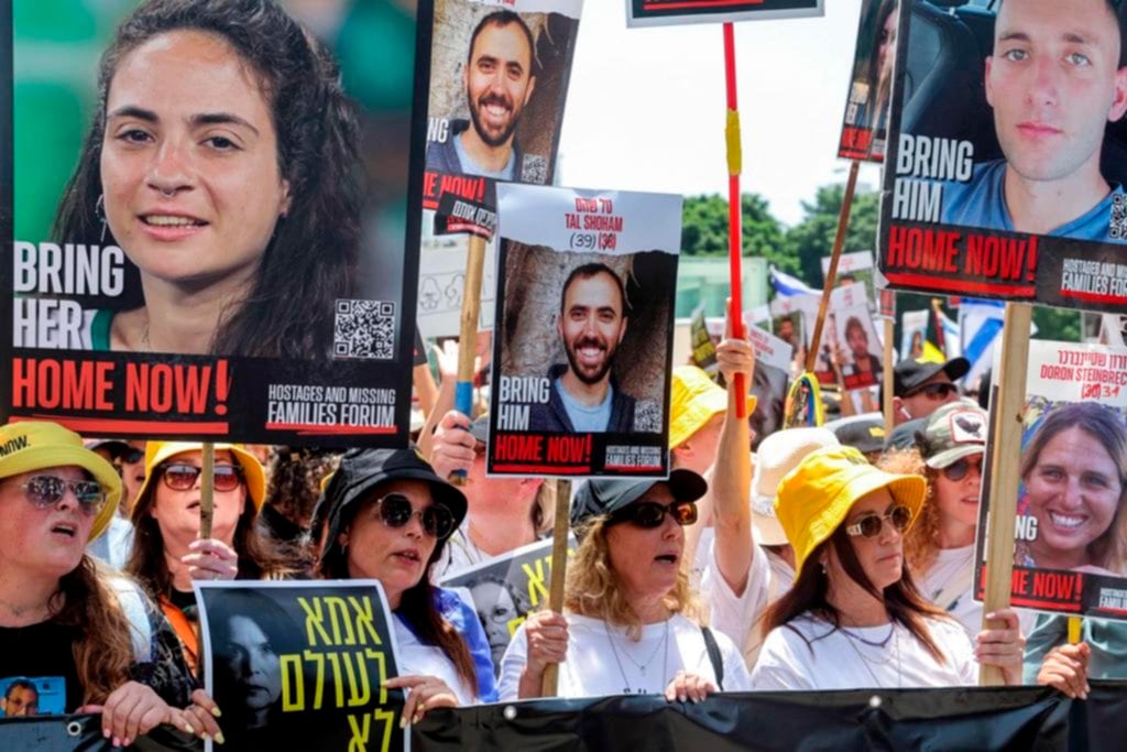 Familiares y amigos de israelíes reclaman su regreso a Netanyahu.