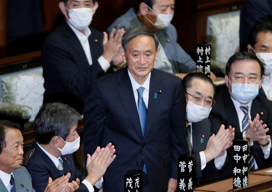 Suga prometió continuar con la política de su predecesor, que ocupaba el poder desde finales de 2012.