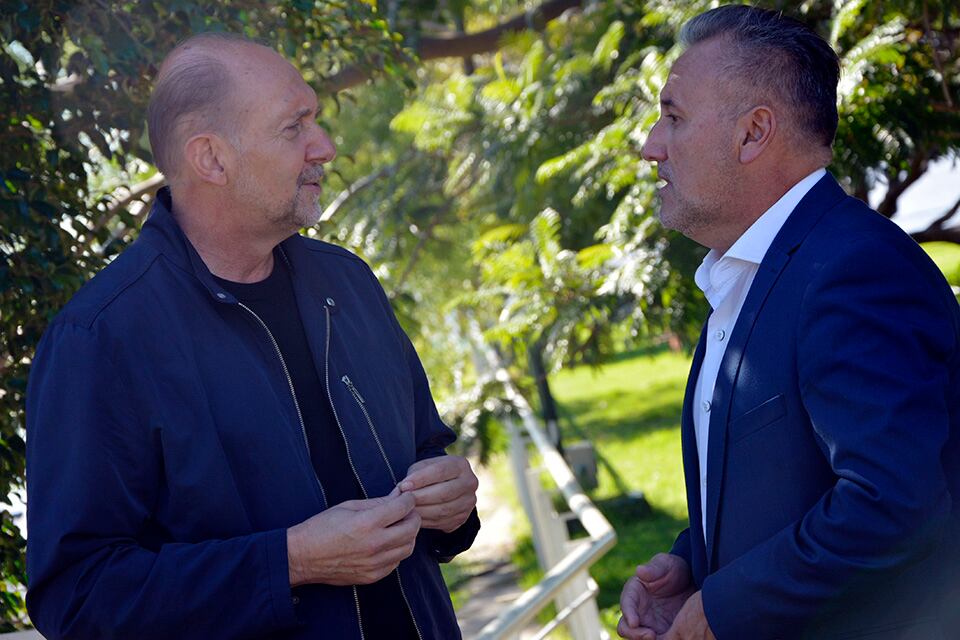 Al filo de la medianoche hubo fumata blanca entre el gobernador y el senador