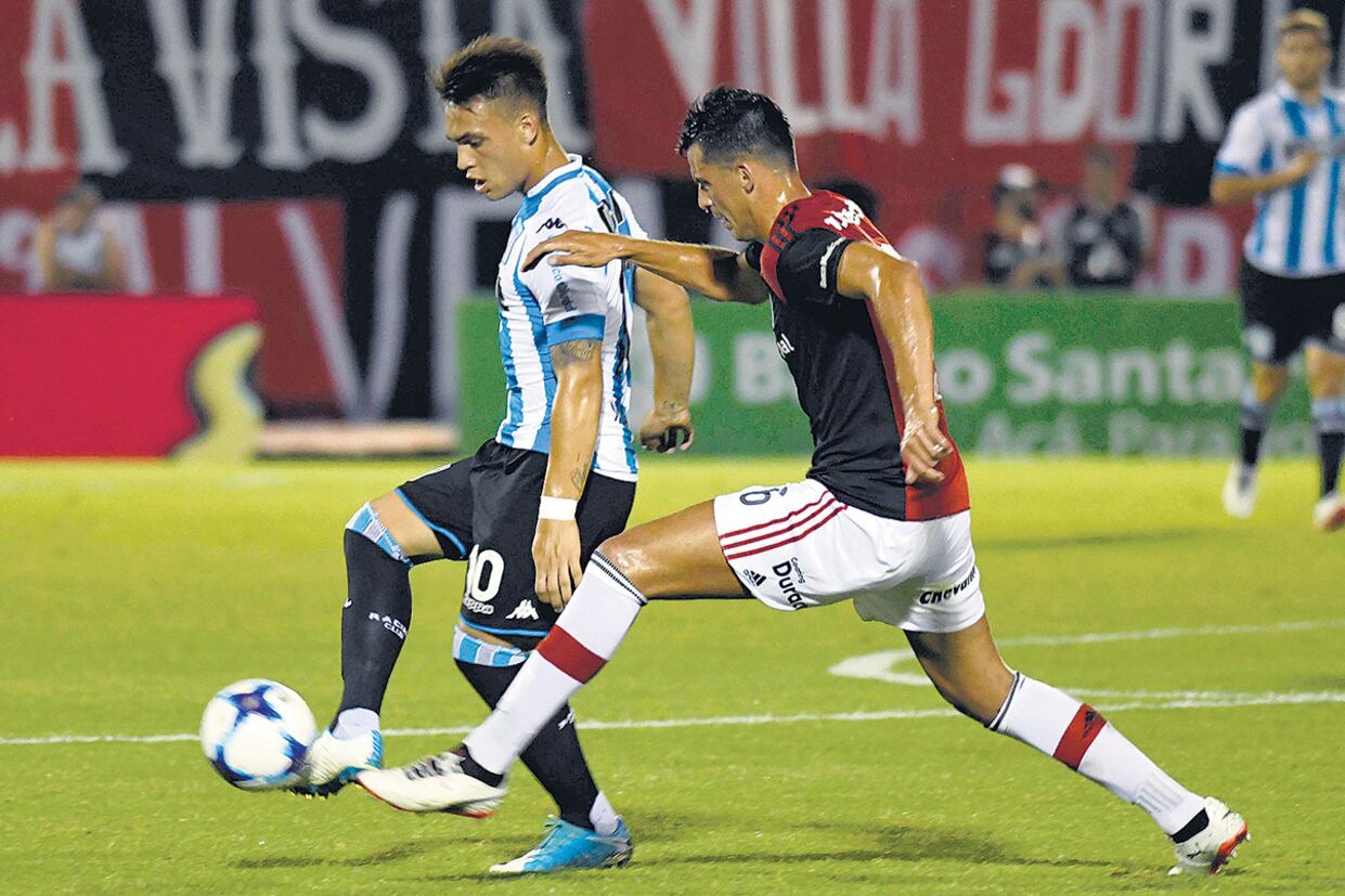 Lautaro Martínez protege la pelota frente a la marca.