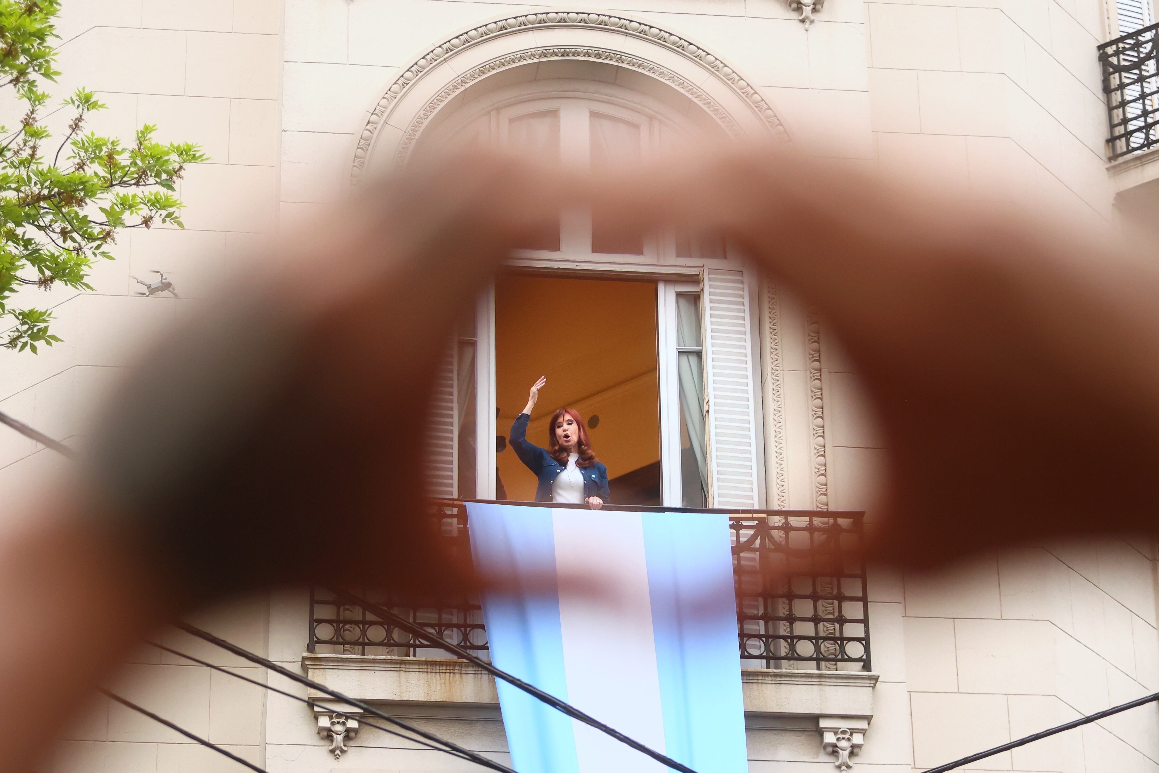 "Es Milei o la Argentina", expresó CFK al cierre de su conmovedor mensaje de saludo a la multitud que fue a verla.