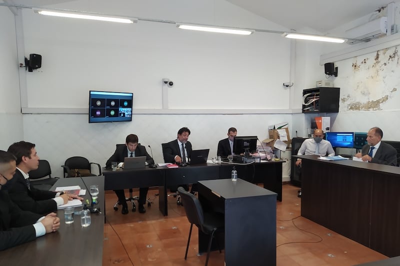 Mauricio Gerónimo (primero de la izquierda, con barbijo) en la audiencia