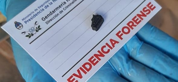 Un trozo de piedra turmalina similar a la que llevaba Facundo Castro en su cuello