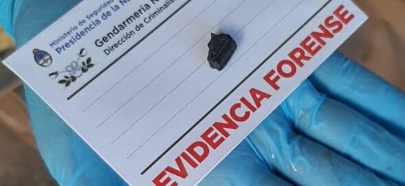 Un trozo de piedra turmalina similar a la que llevaba Facundo Castro en su cuello