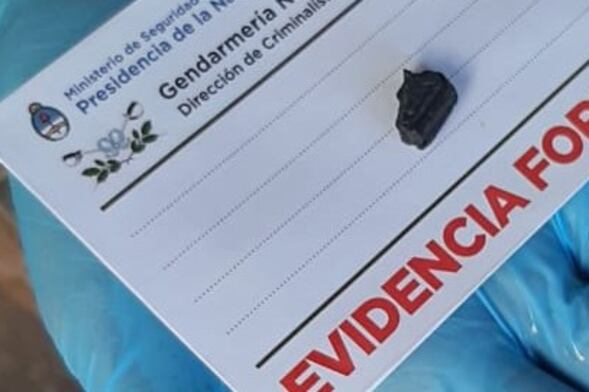 Un trozo de piedra turmalina similar a la que llevaba Facundo Castro en su cuello